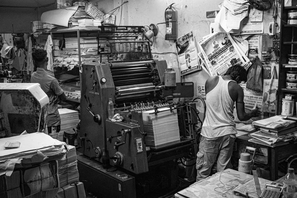 Máy in đang chạy tại xưởng